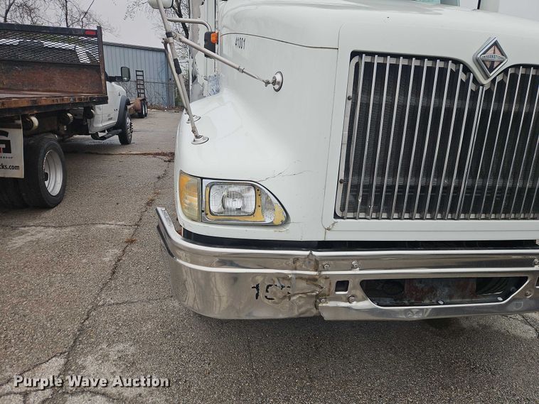 image for item EO7193 2003 International 9200i semi truck