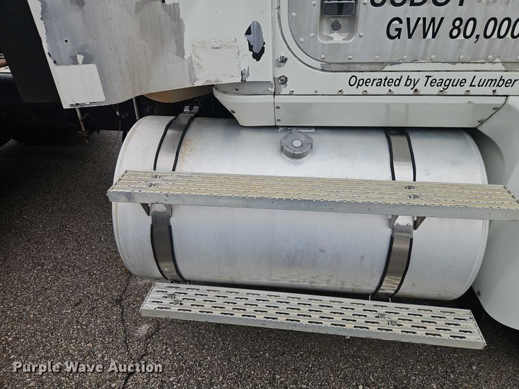 image for item EO7193 2003 International 9200i semi truck