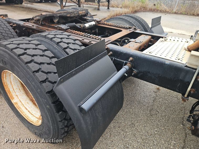 image for item EO7193 2003 International 9200i semi truck