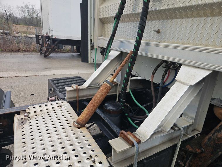 image for item EO7193 2003 International 9200i semi truck