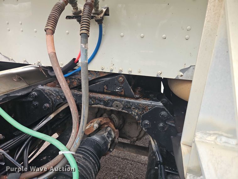 image for item EO7193 2003 International 9200i semi truck