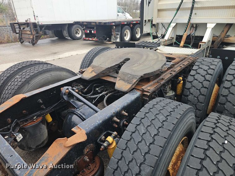 image for item EO7193 2003 International 9200i semi truck