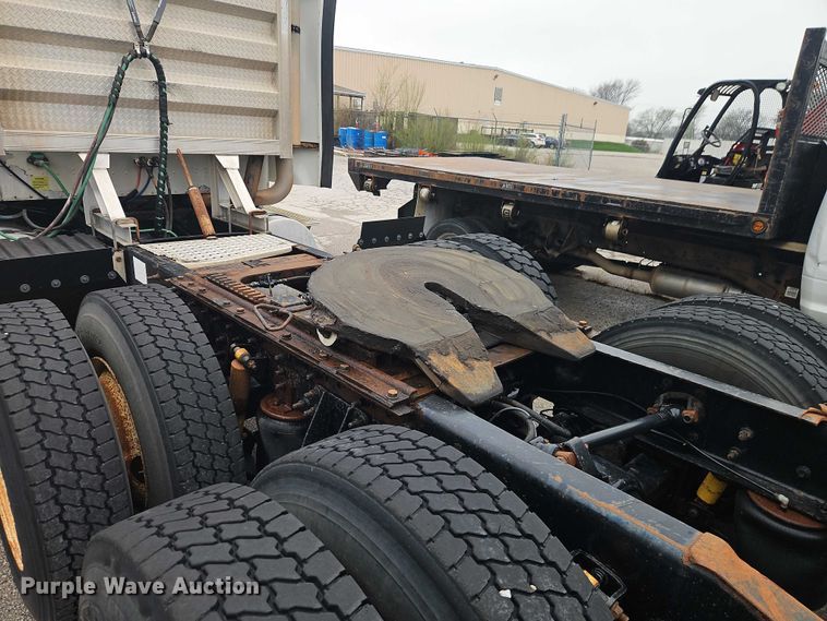 image for item EO7193 2003 International 9200i semi truck