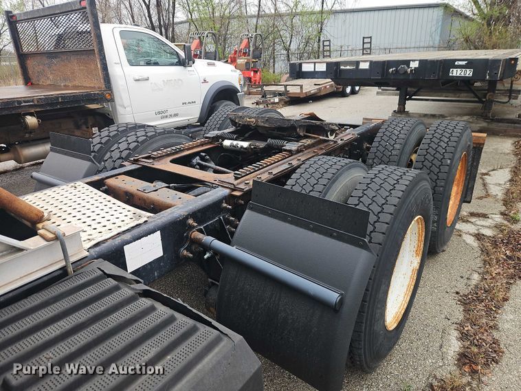 image for item EO7193 2003 International 9200i semi truck