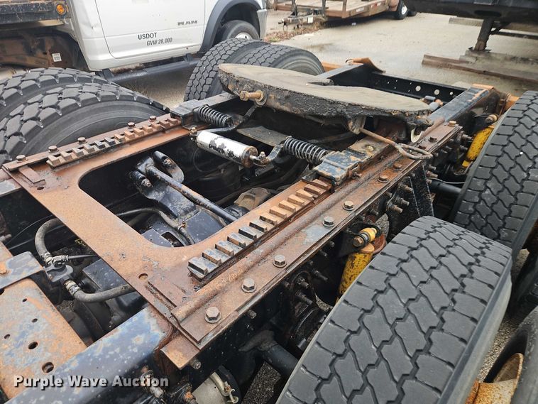 image for item EO7193 2003 International 9200i semi truck