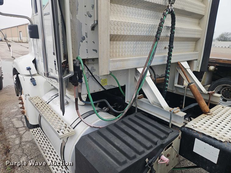 image for item EO7193 2003 International 9200i semi truck