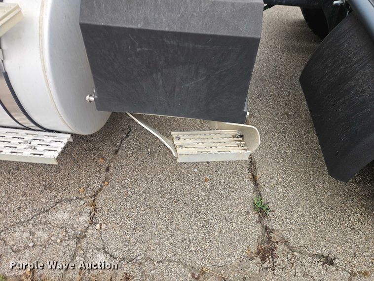 image for item EO7193 2003 International 9200i semi truck