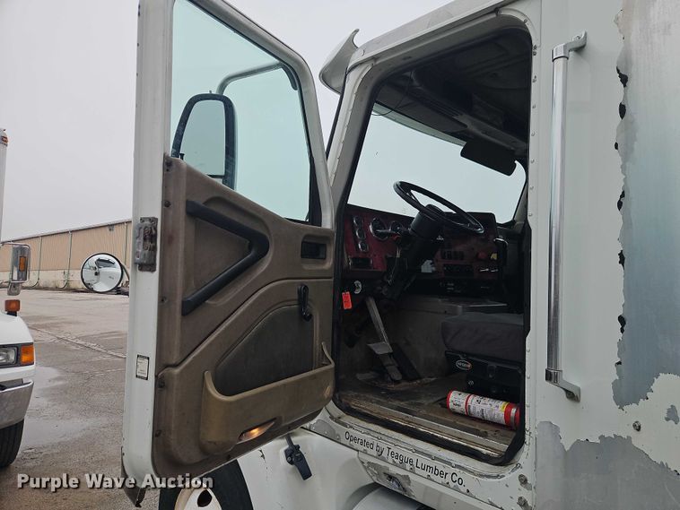 image for item EO7193 2003 International 9200i semi truck