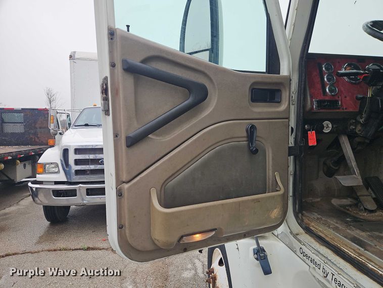 image for item EO7193 2003 International 9200i semi truck