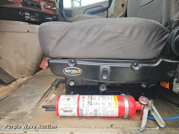 image for item EO7193 2003 International 9200i semi truck