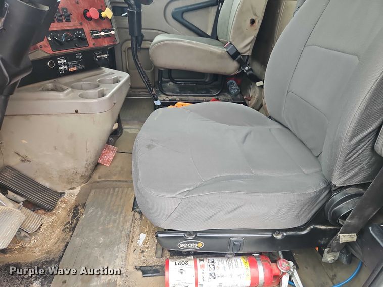 image for item EO7193 2003 International 9200i semi truck