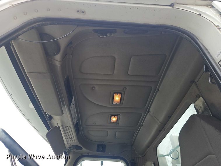 image for item EO7193 2003 International 9200i semi truck