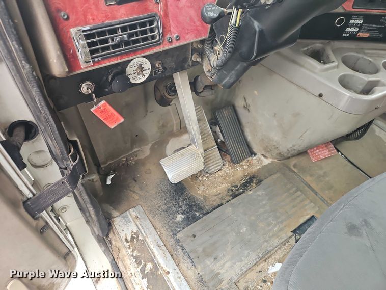 image for item EO7193 2003 International 9200i semi truck