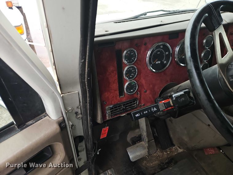 image for item EO7193 2003 International 9200i semi truck