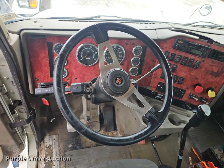 image for item EO7193 2003 International 9200i semi truck