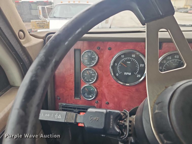 image for item EO7193 2003 International 9200i semi truck