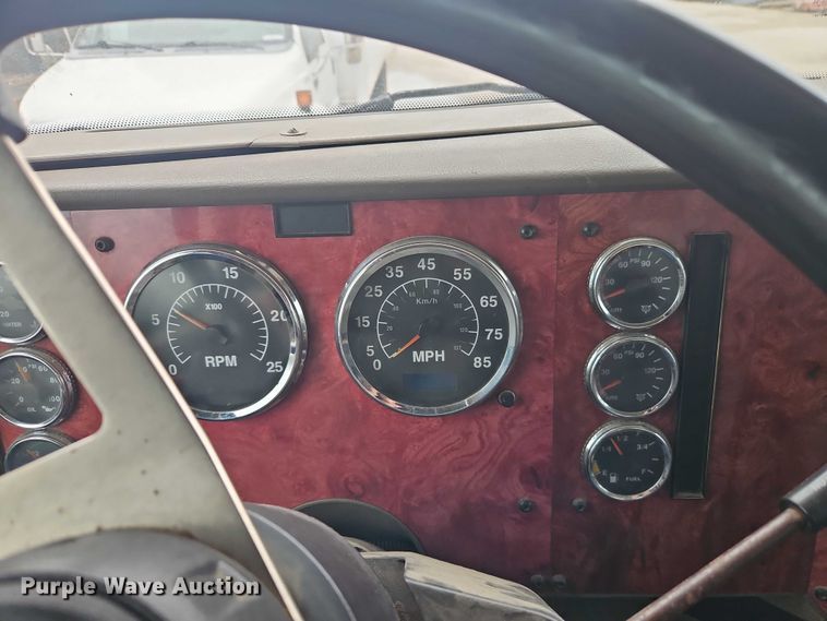 image for item EO7193 2003 International 9200i semi truck