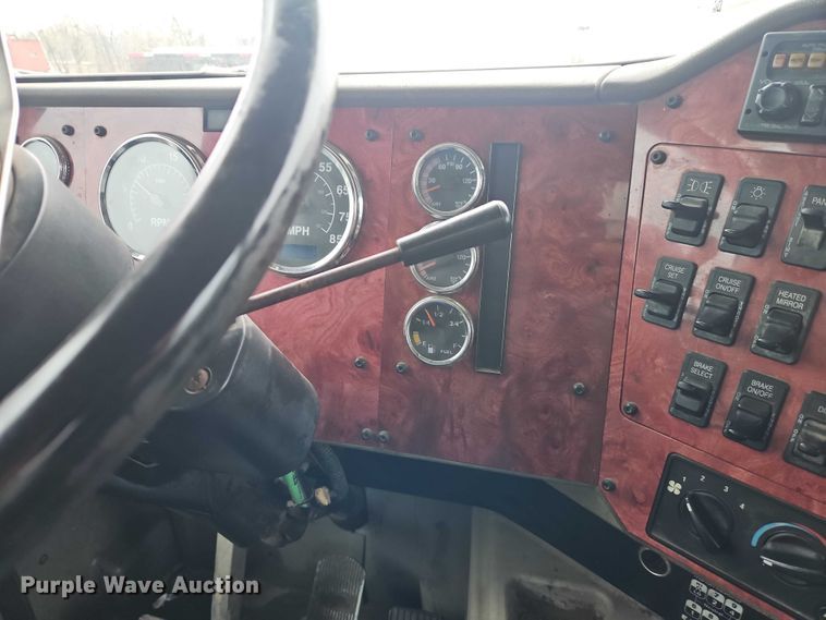 image for item EO7193 2003 International 9200i semi truck