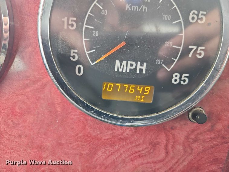 image for item EO7193 2003 International 9200i semi truck