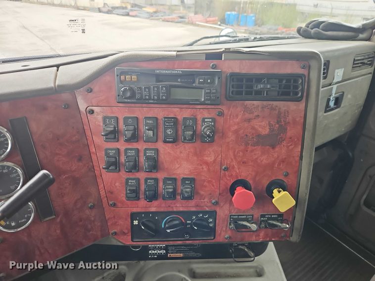 image for item EO7193 2003 International 9200i semi truck