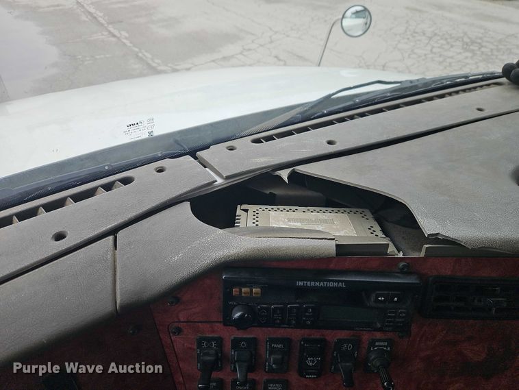 image for item EO7193 2003 International 9200i semi truck