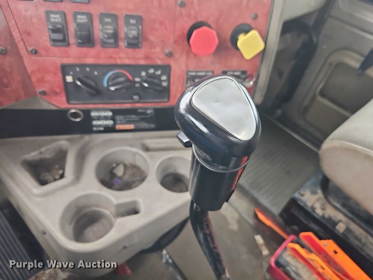 image for item EO7193 2003 International 9200i semi truck