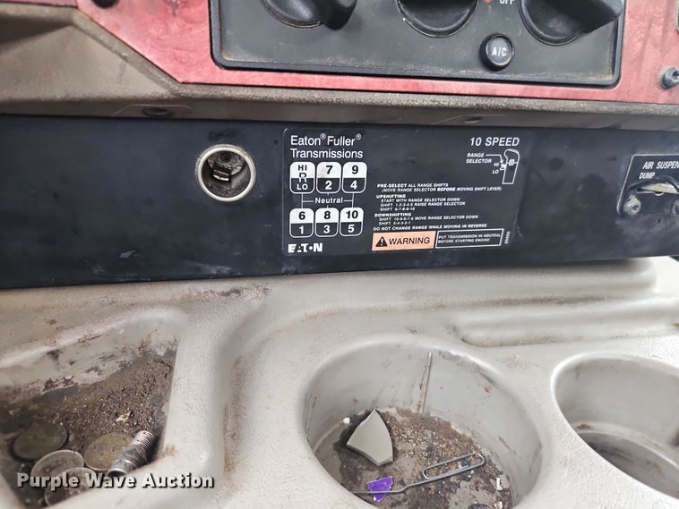 image for item EO7193 2003 International 9200i semi truck