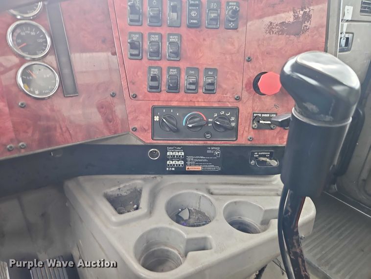 image for item EO7193 2003 International 9200i semi truck