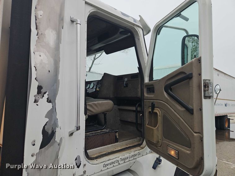 image for item EO7193 2003 International 9200i semi truck