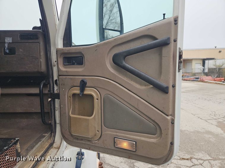 image for item EO7193 2003 International 9200i semi truck