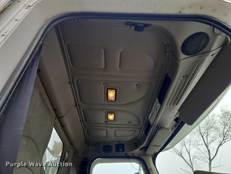 image for item EO7193 2003 International 9200i semi truck