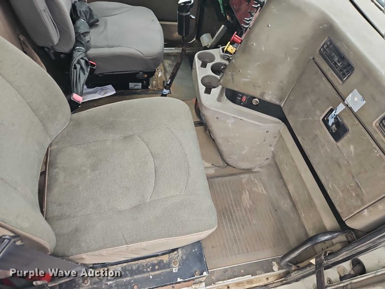 image for item EO7193 2003 International 9200i semi truck