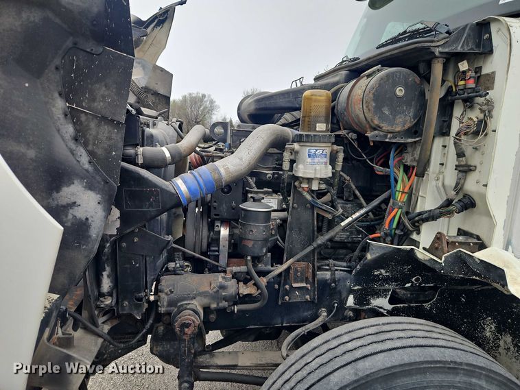 image for item EO7193 2003 International 9200i semi truck