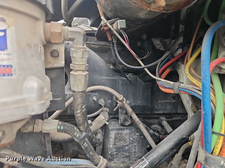 image for item EO7193 2003 International 9200i semi truck