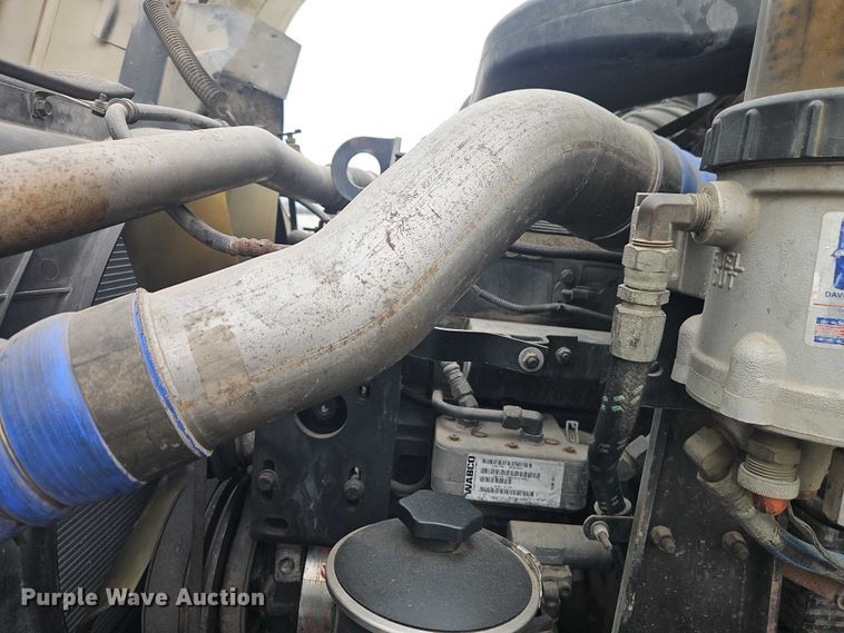 image for item EO7193 2003 International 9200i semi truck