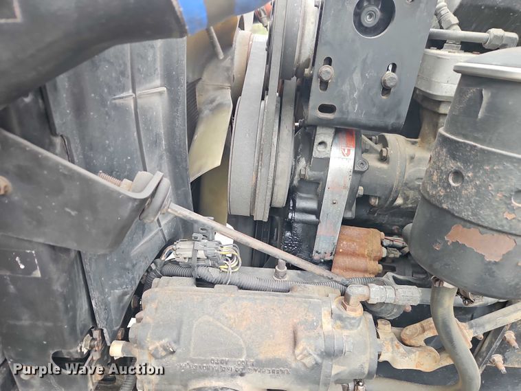 image for item EO7193 2003 International 9200i semi truck