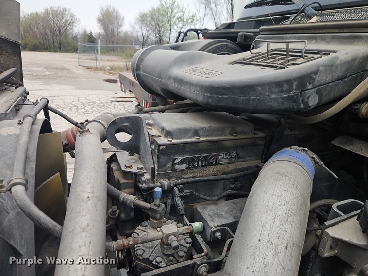 image for item EO7193 2003 International 9200i semi truck