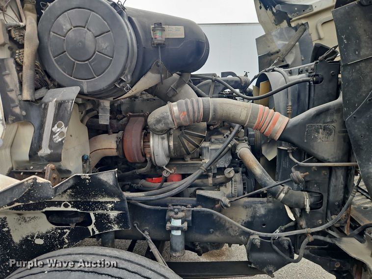 image for item EO7193 2003 International 9200i semi truck