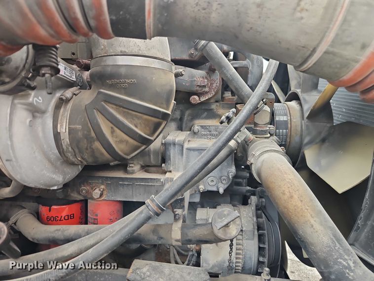 image for item EO7193 2003 International 9200i semi truck