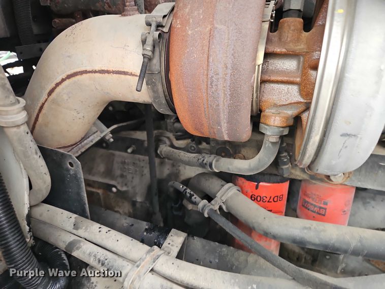 image for item EO7193 2003 International 9200i semi truck