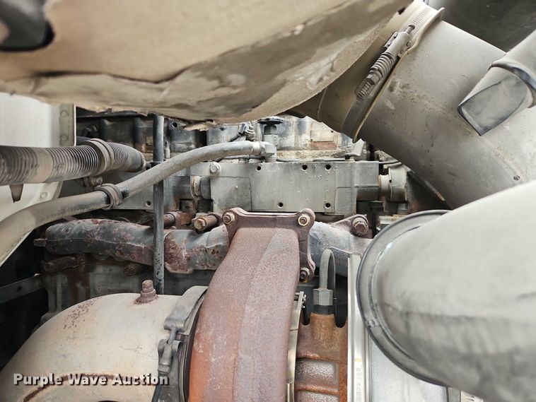 image for item EO7193 2003 International 9200i semi truck