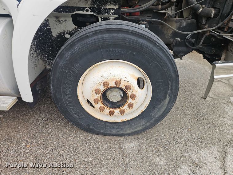 image for item EO7193 2003 International 9200i semi truck