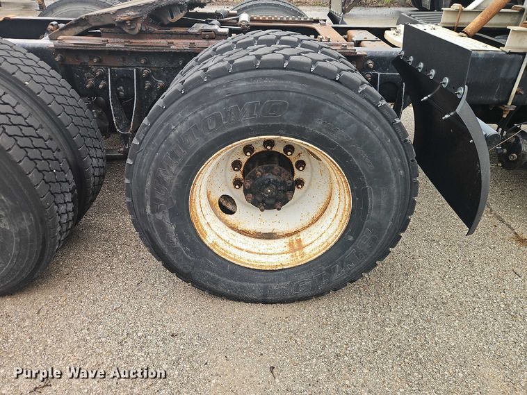 image for item EO7193 2003 International 9200i semi truck