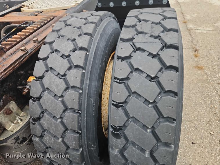 image for item EO7193 2003 International 9200i semi truck