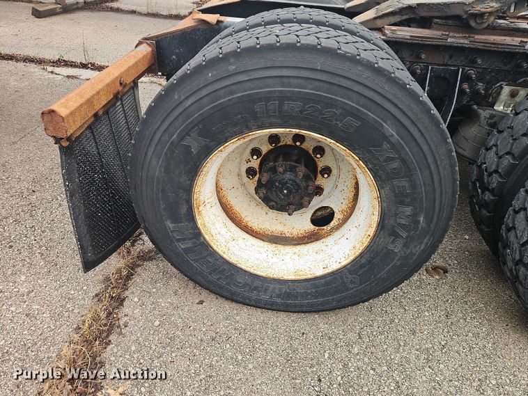 image for item EO7193 2003 International 9200i semi truck