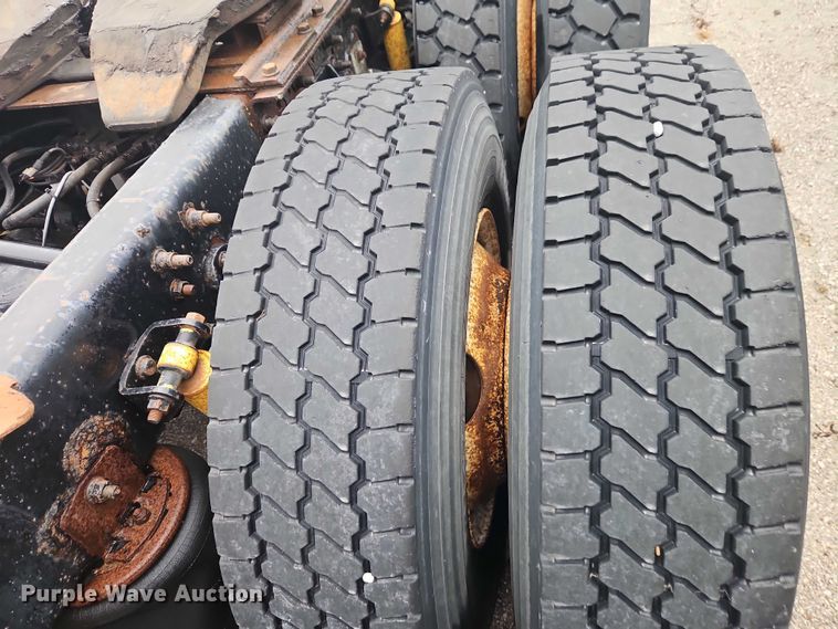 image for item EO7193 2003 International 9200i semi truck