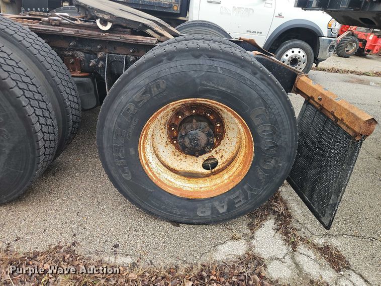 image for item EO7193 2003 International 9200i semi truck