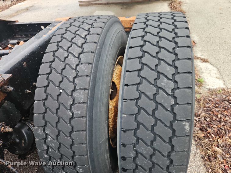 image for item EO7193 2003 International 9200i semi truck