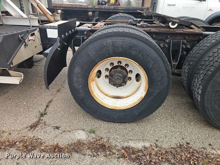 image for item EO7193 2003 International 9200i semi truck