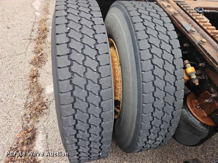 image for item EO7193 2003 International 9200i semi truck